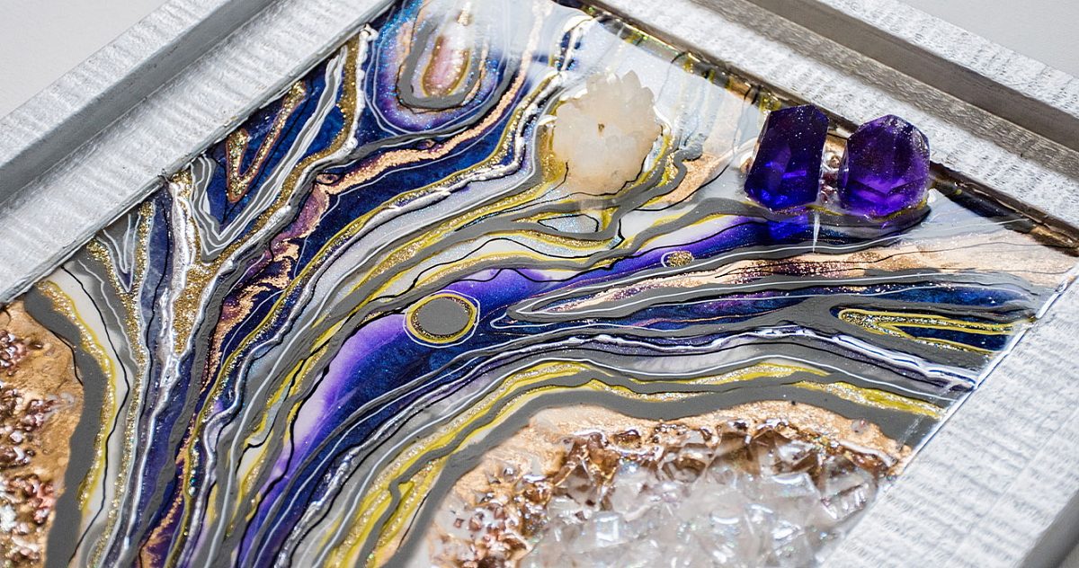 Geóda zo živice so zlatými žilami, ametystmi a krištáľom — detail geode artu
