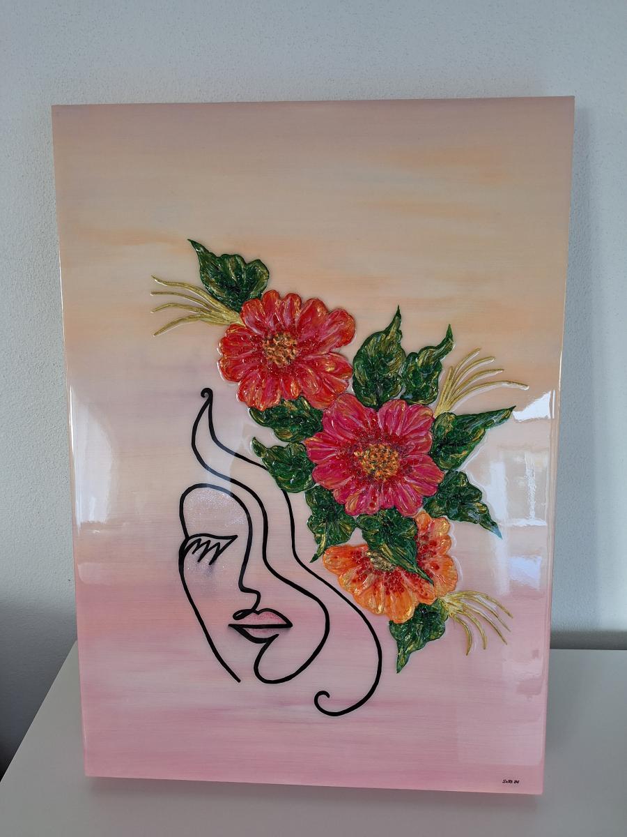 Resin art obraz s maľovanými kvetmi a linkou tváre, zaliaty živicou — výtvor zákazníčky