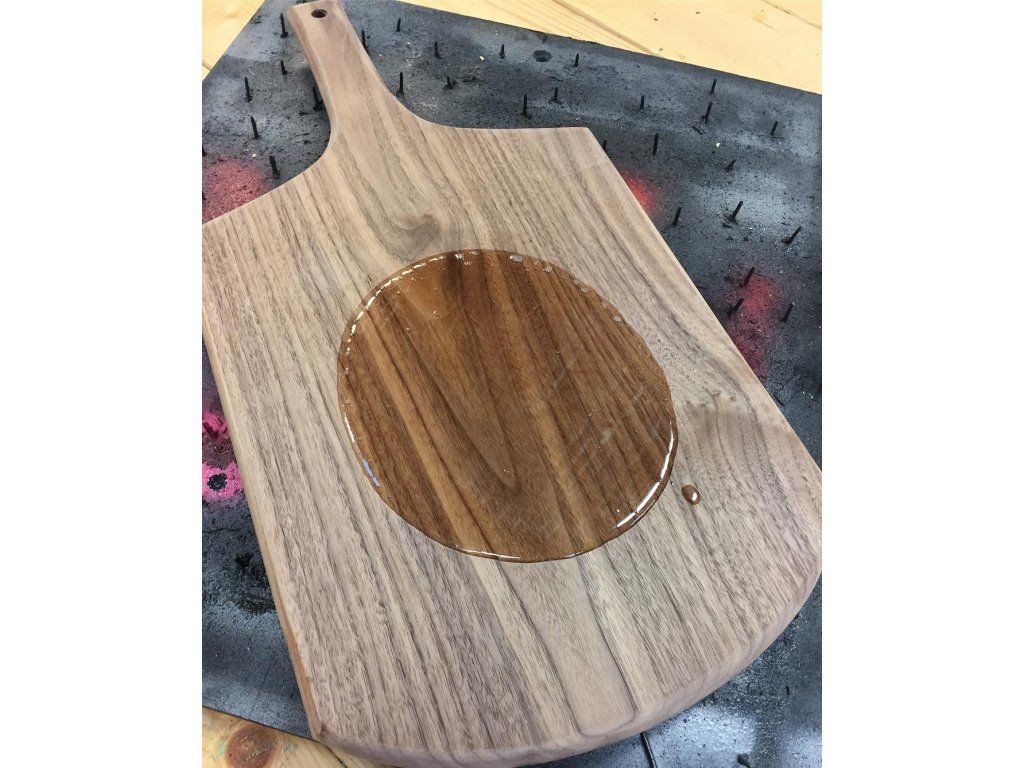 Howard Cutting Board Oil na dřevěném prkénku