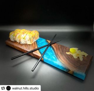 #Repost @walnut.hills.studio ・・・ 25 cm deska na sushi / uzeninu s pigmentem Okinawa Blue v kombinaci s ořesákem černým....