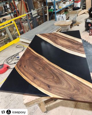 Úžasná práce provedená Metal Wood Studio pomocí ICE CAST epoxidu. Dřevo použité na tento stůl bylo Monkey Pod z Kostariky....